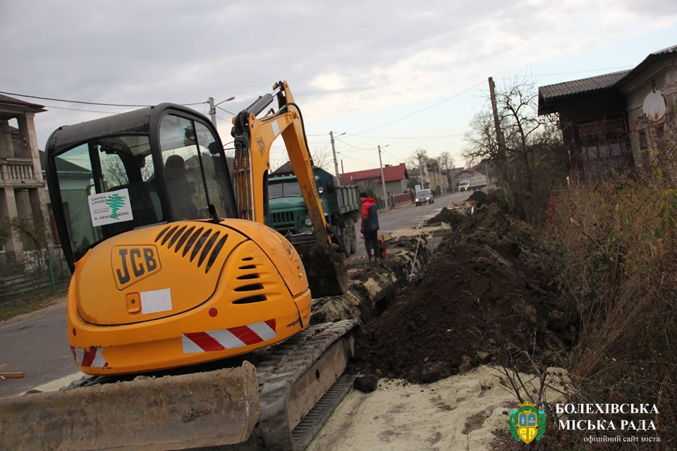У Болехові триває будівництво каналізаційних мереж вулицями міста