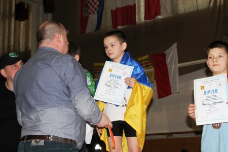 Кидик Олег (32кг) отримує нагороду за здобуте 1 місце
