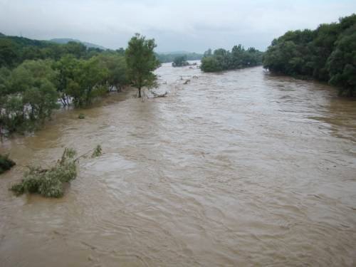 Значні дощі на Прикарпатті можуть спричинити підйом рівнів води у річках