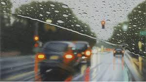 Поліцейські закликають водіїв та пішоходів бути максимально обережними на дорозі під час зливи