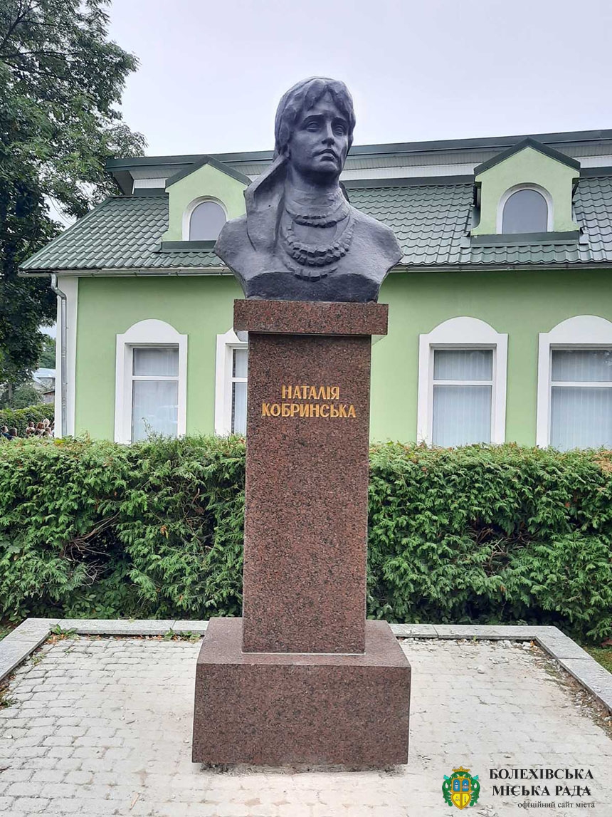 Завершено реставрацію пам’ятника Наталії Кобринській у Болехові