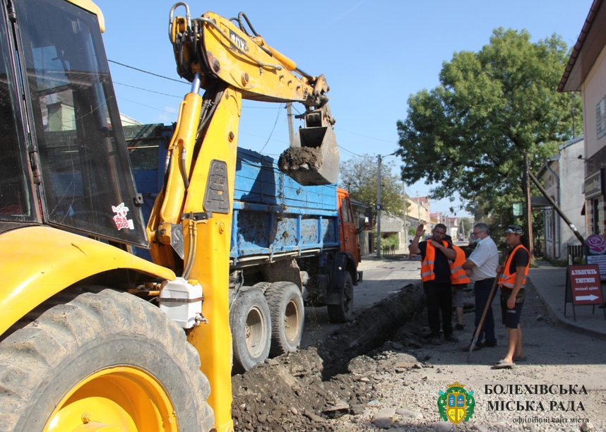 За кошти міського бюджету продовжується капітальний ремонт водопроводу на вулиці Данила Галицького