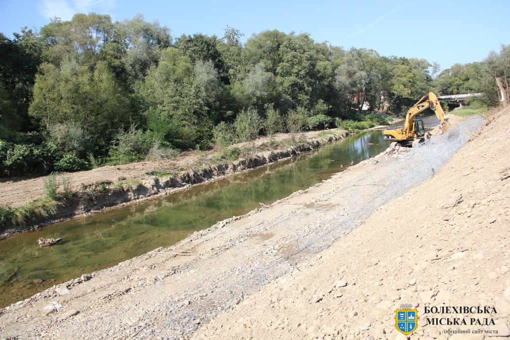 У Болехові відновлюють берег річки Сукіль, зруйнований паводками у червні
