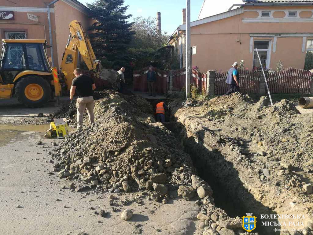 Триває капітальний ремонт водопроводу на вулиці Данила Галицького