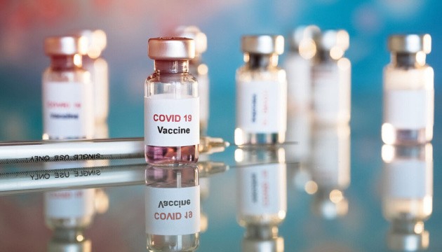 Кого першочергово вакцинуватимуть проти COVID-19 в Україні