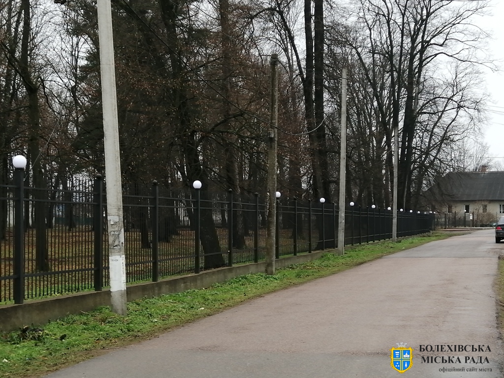До свят у парку «Арборетум» встановили нові ліхтарі