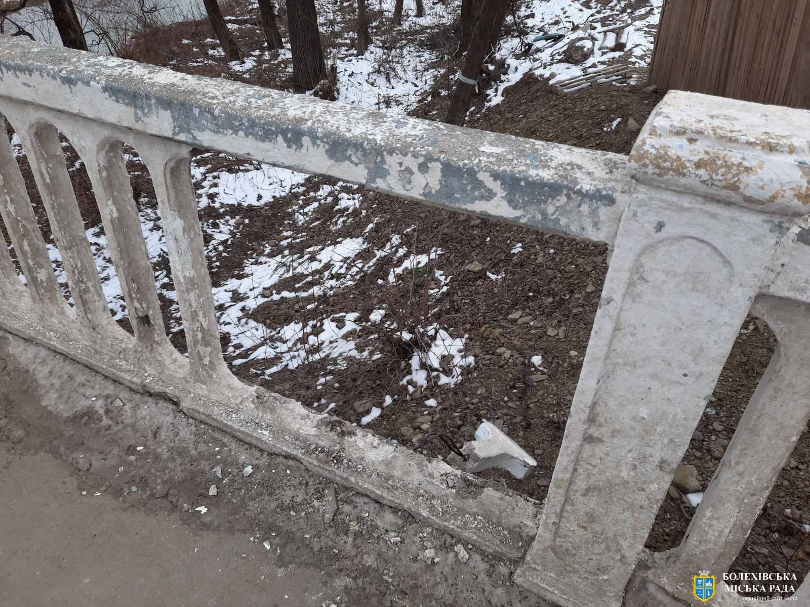 Кому заважали бетонні перила на автомобільному мості?