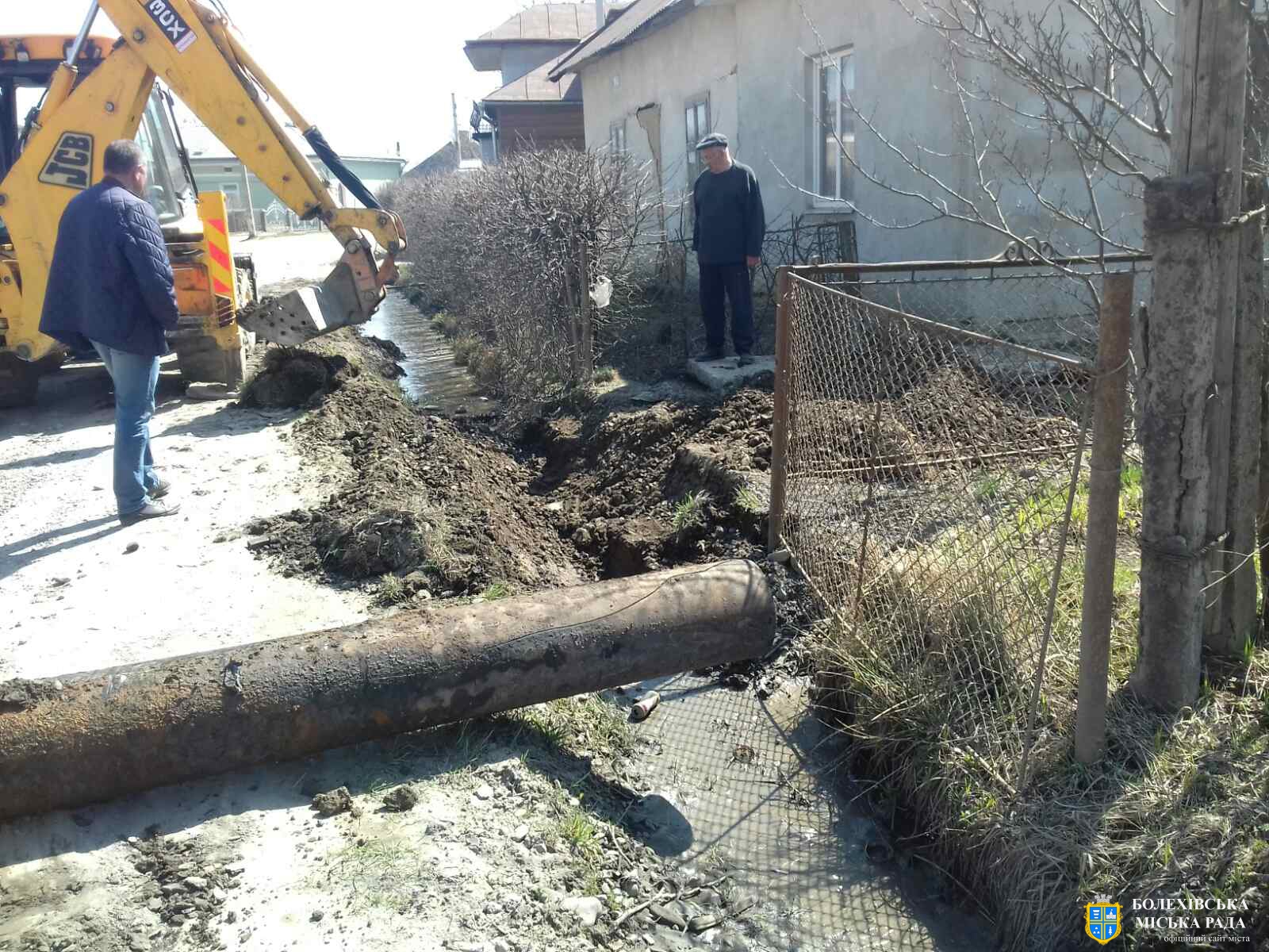 На вулиці Данила Галицького розчистили водовідвідні канави