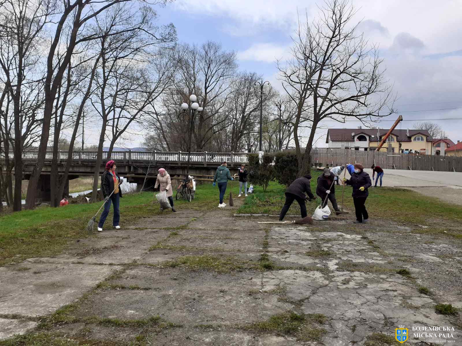 Працівники установ міськвиконкому продовжують весняну толоку