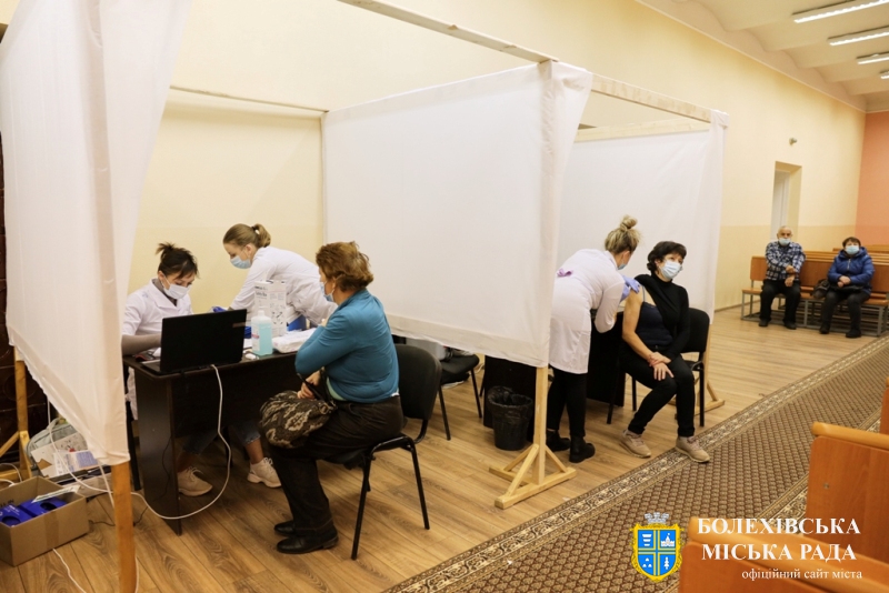 42% українців, які ще не вакцинувались, готові щепитись за певних умов