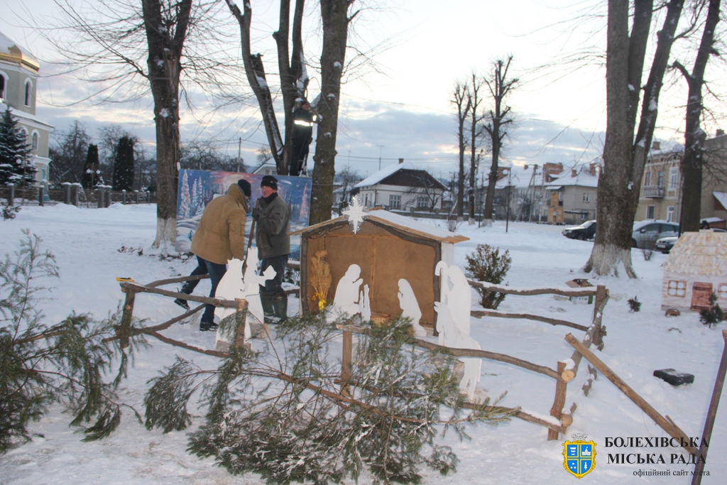 На площі Івана Франка в Болехові розпочали встановлювати різдвяну шопку
