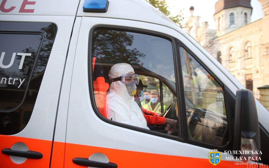 Мешканців Івано-Франківської області просять не фільмувати переміщення карет швидкої допомоги.