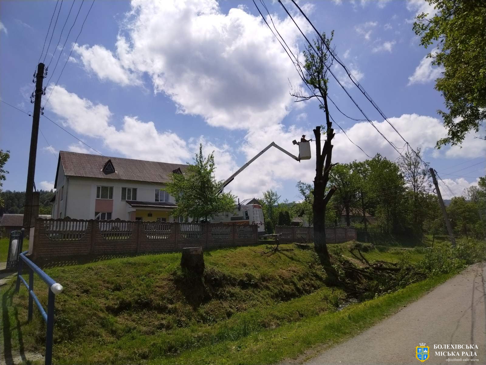 У Поляницькому старостинському окрузі зносять  аварійні дерева