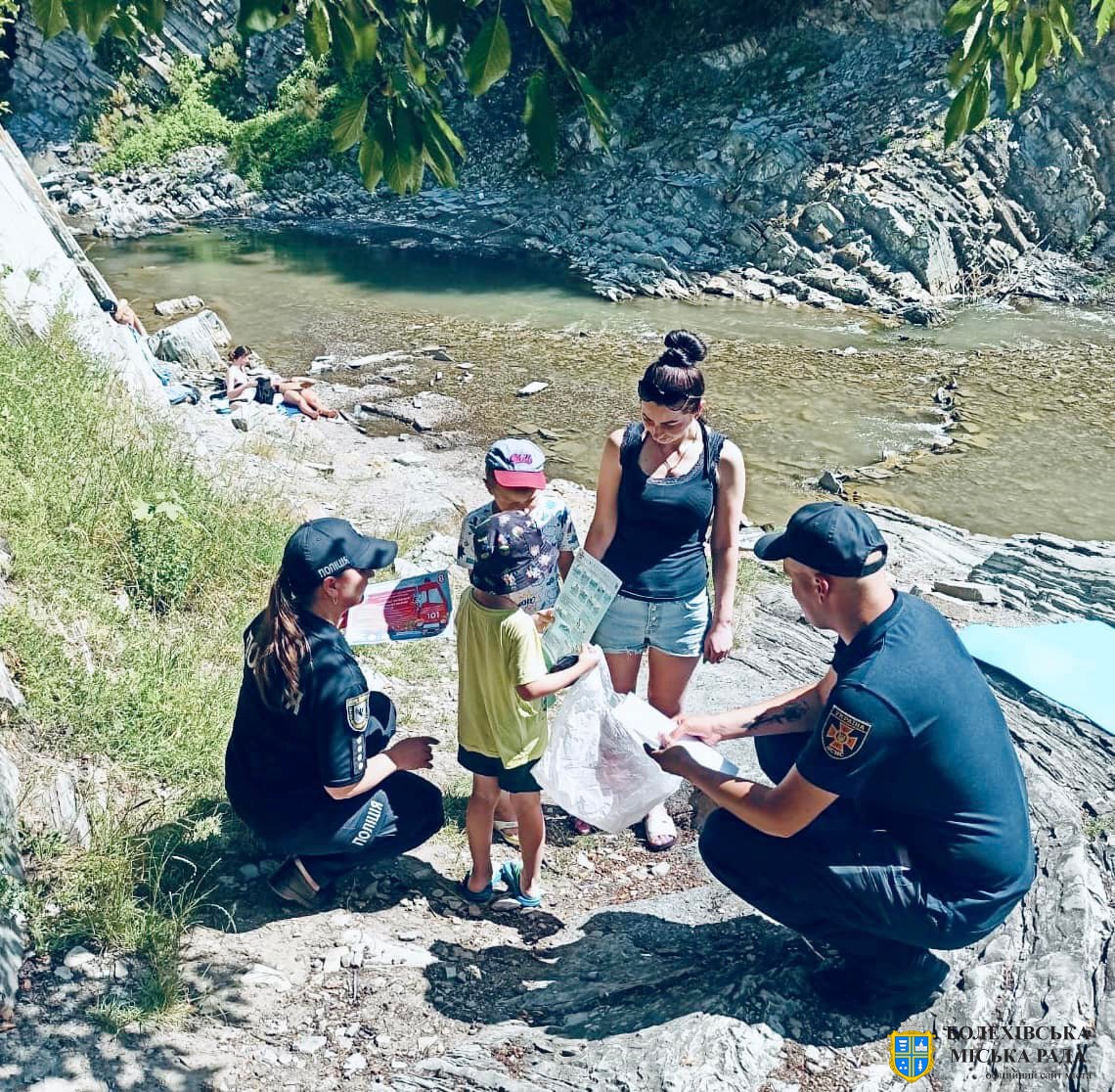 Прикарпатські поліцейські нагадують дітям правила безпечного відпочинку на водоймах
