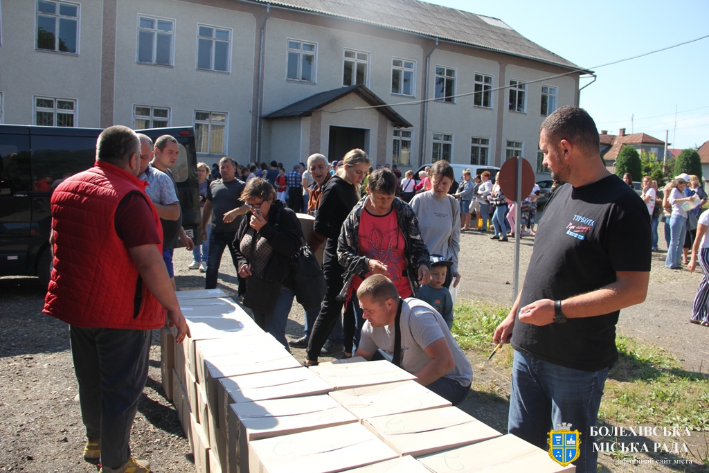 Міжнародні та українські благодійні організації допомагають переселенцям, які проживають у Болехівській громаді