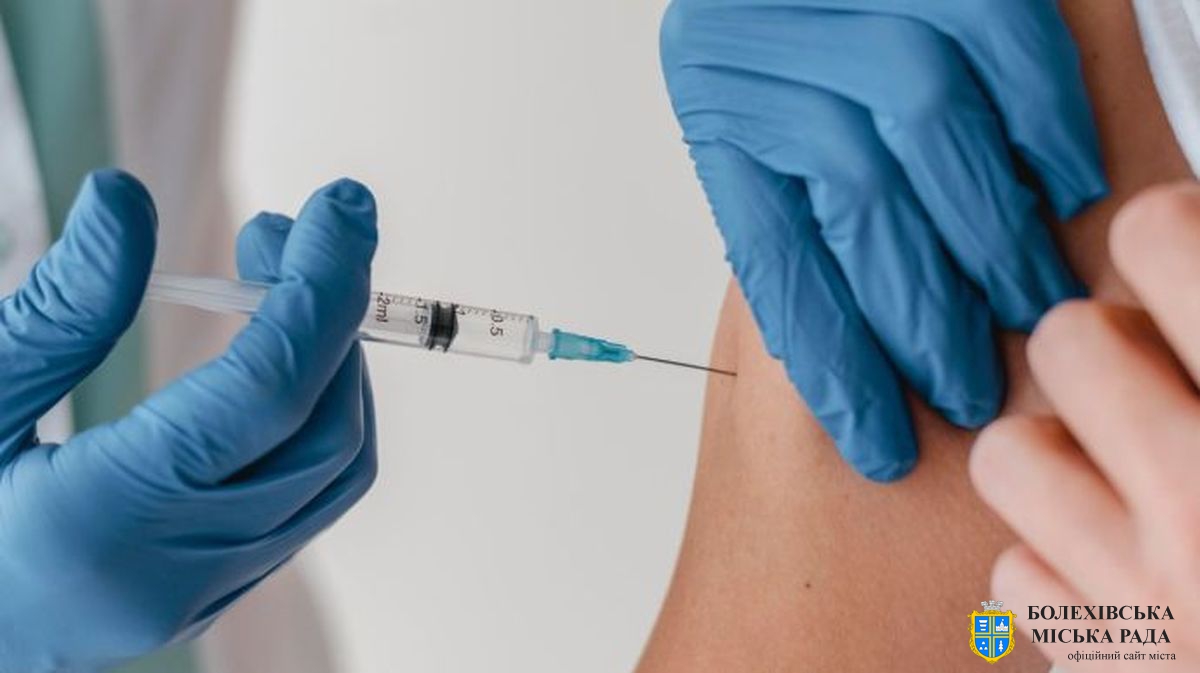 В Україні дозволили другу бустерну дозу для всіх охочих та оновили схеми вакцинації