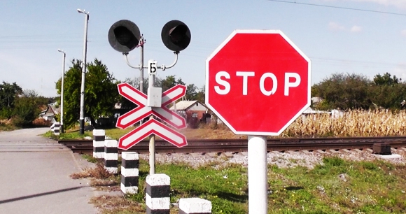 Івано-Франківська дистанція колії попереджає про необхідність зупинки перед залізничними переїздами