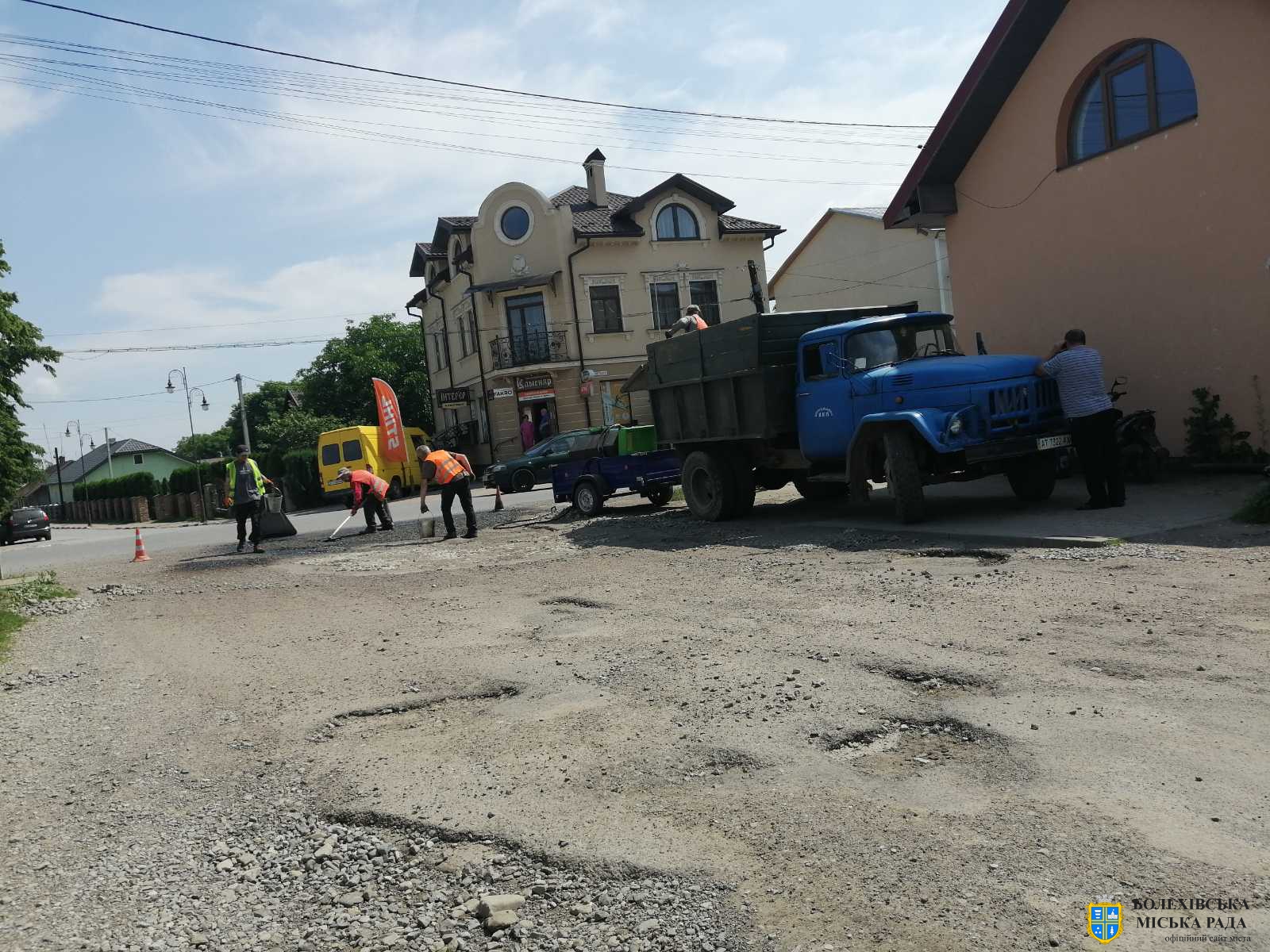 У Болехові комунальники ремонтують дороги міста