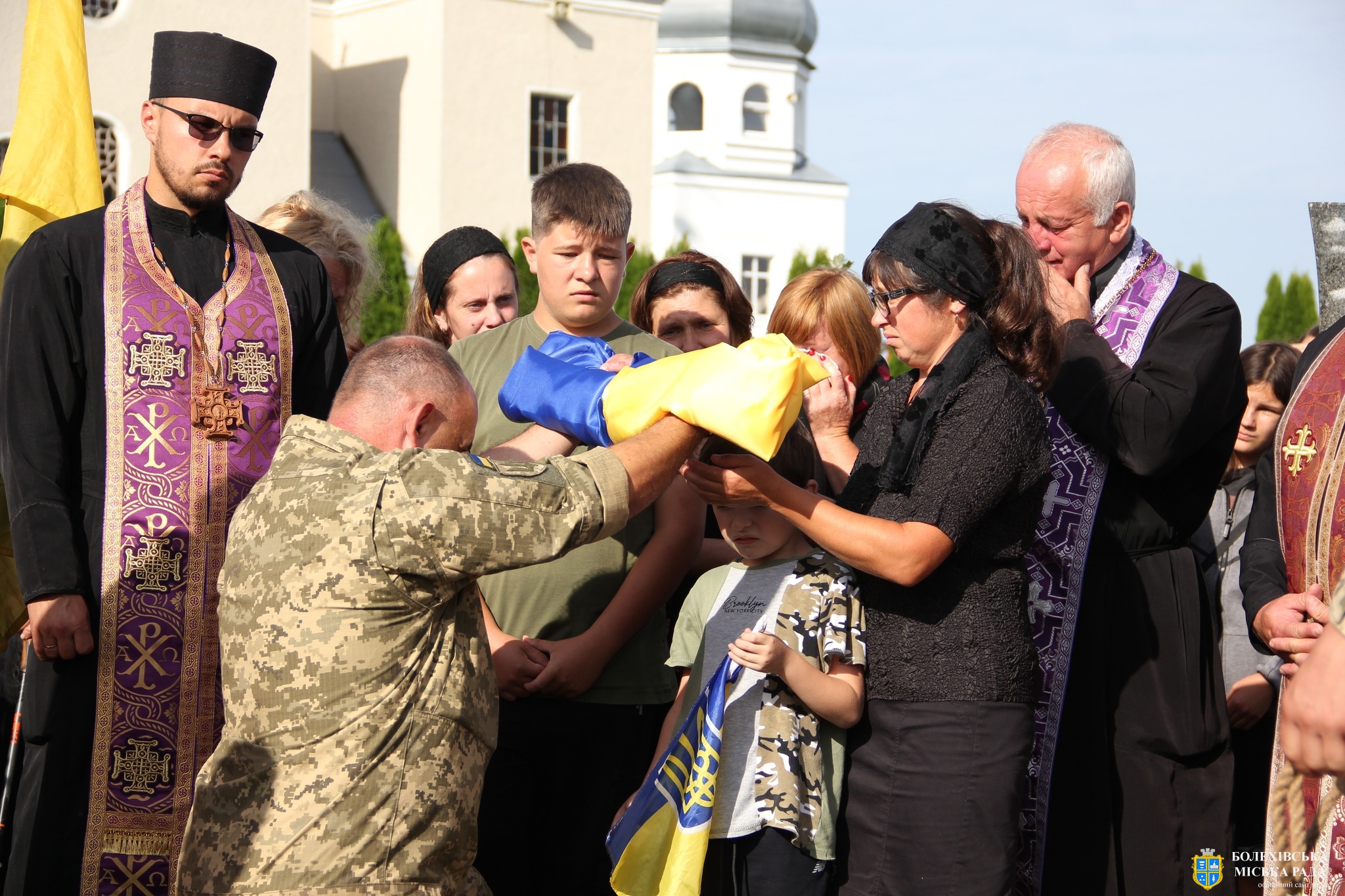 Вмиваючись слізьми, Болехівщина попрощалася з відважним воїном Миколою Смоляком🖤🖤