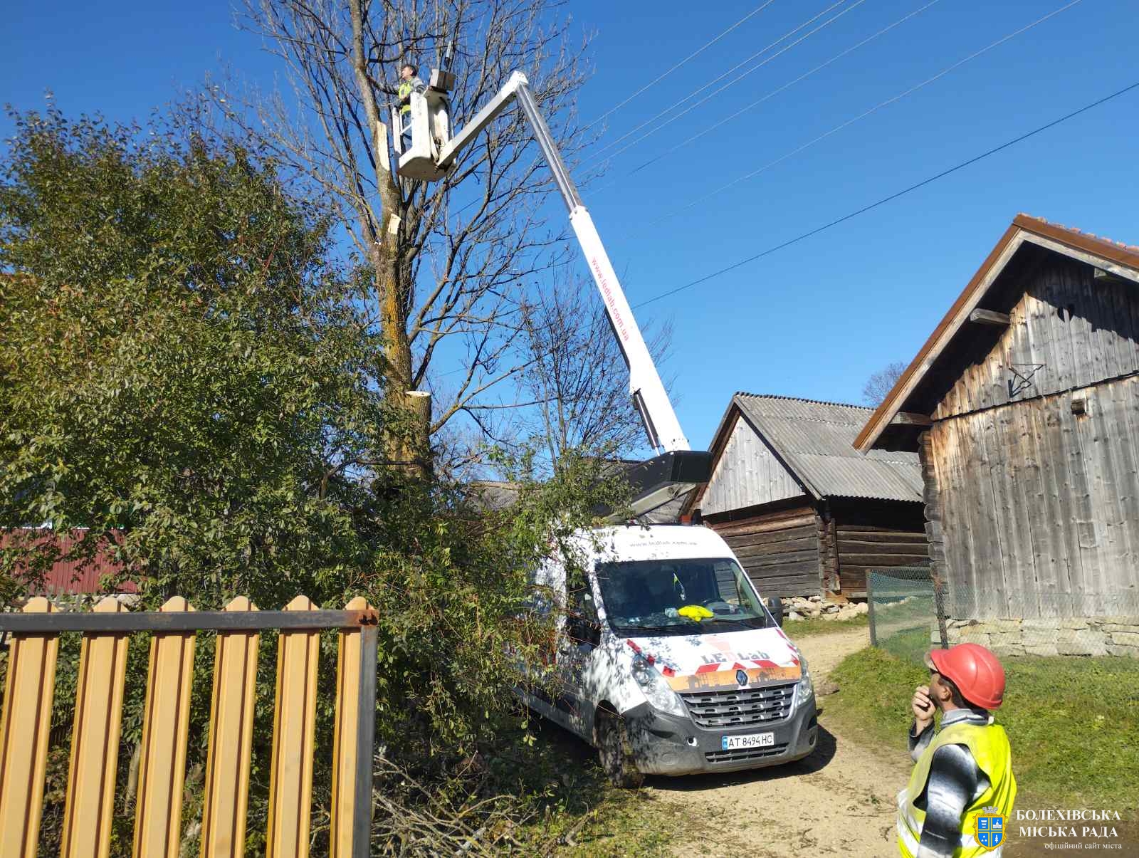 У Козаківці видаляють аварійні зелені насадження