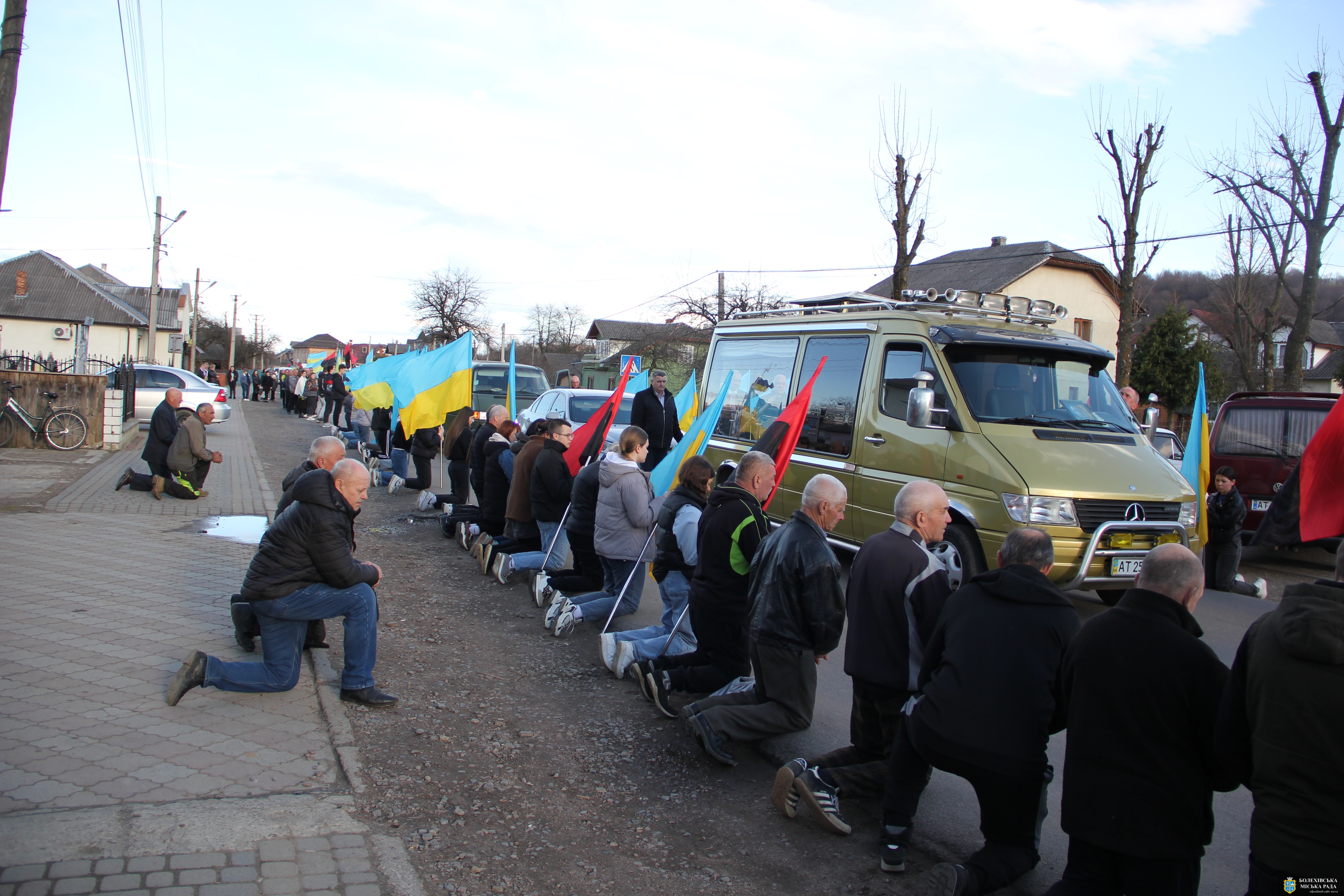 З глибокою шаною і скорботою зустріли полеглого Героя Миколу Гнатойка, який віддав своє життя за Україну та її народ🖤