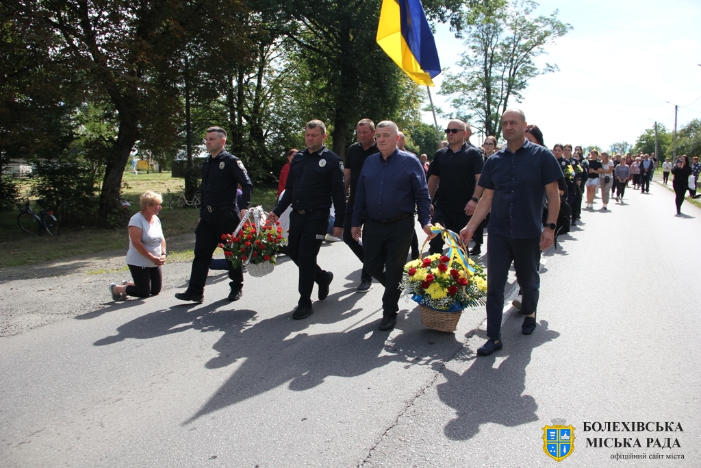 Коридором слави та пошани Болехів зустрів свого Героя – Михайла Сауляка🖤🖤