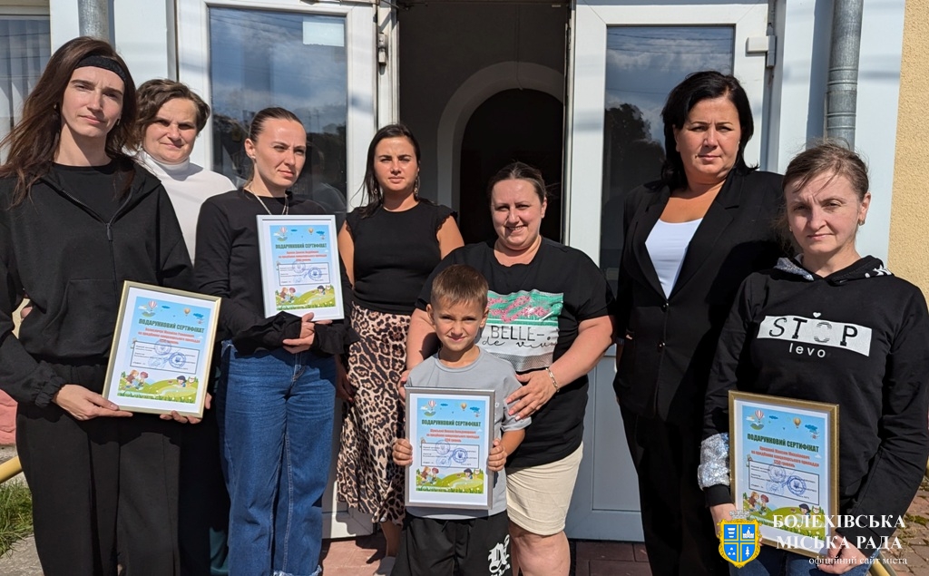 Першокласники з родин захисників України отримали подарункові сертифікати на шкільне приладдя