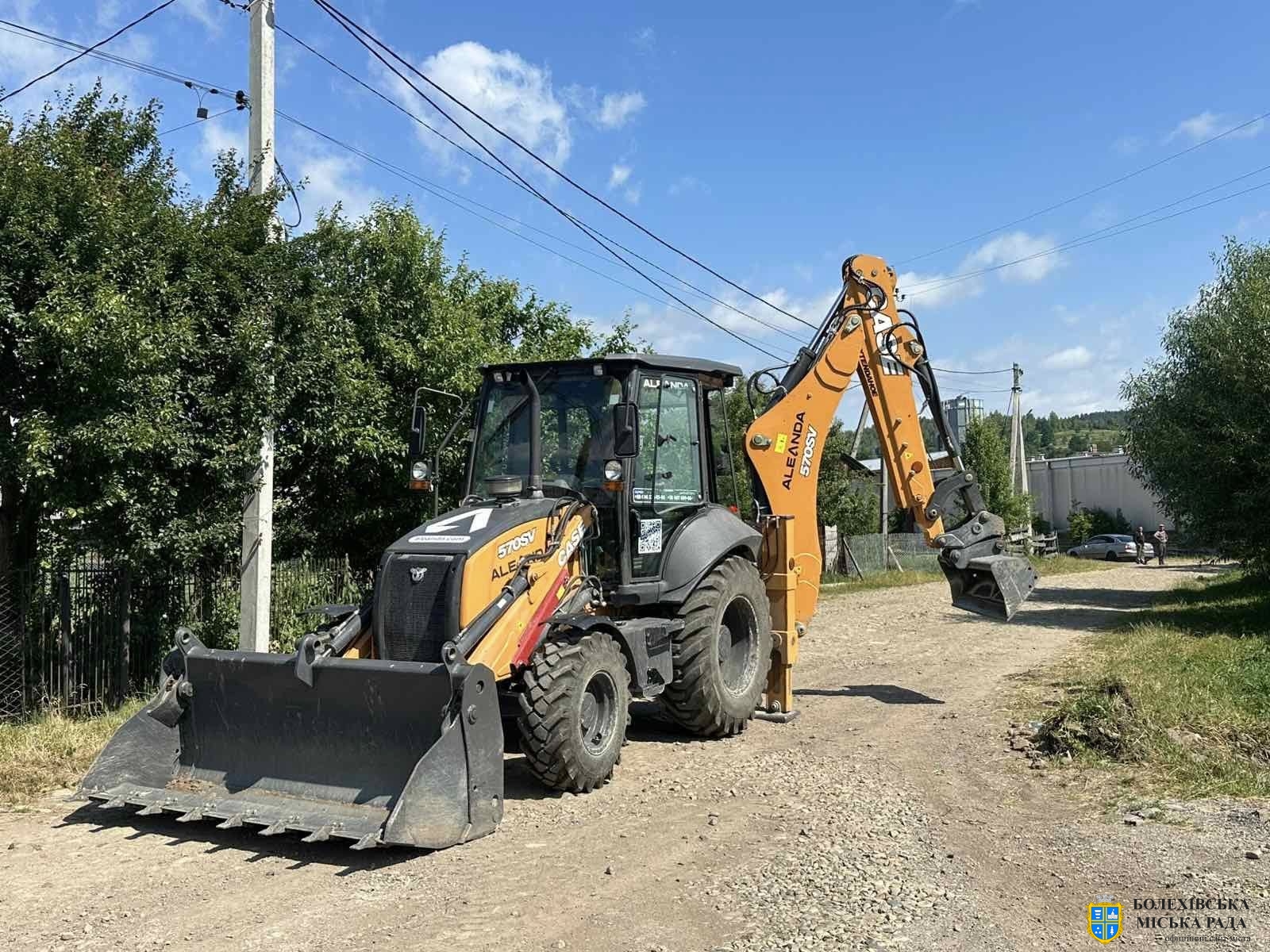 Щоденна робота трактора-екскаватора: грейдерування та очищення вулиць у громаді триває🚜