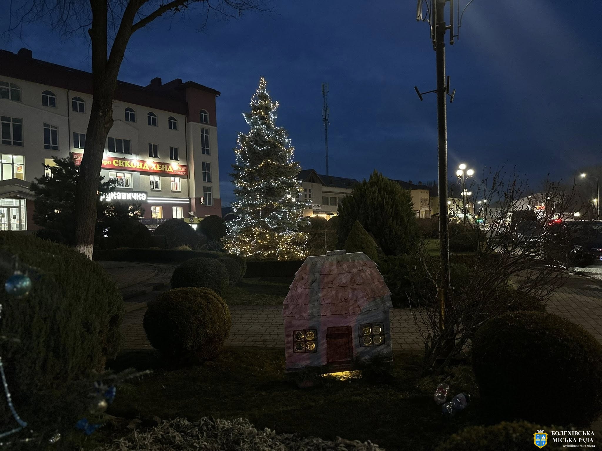 Центр Болехова вже засяяв новорічними вогниками та наповнився особливою святковою атмосферою ✨