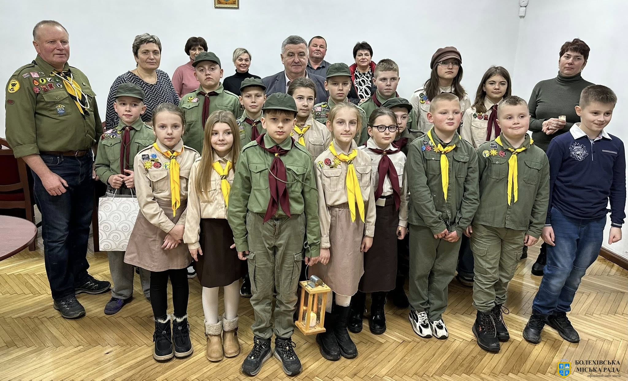Болехівські пластуни передали Вифлеємський вогонь миру міському голові Івану Яцинину🕯️