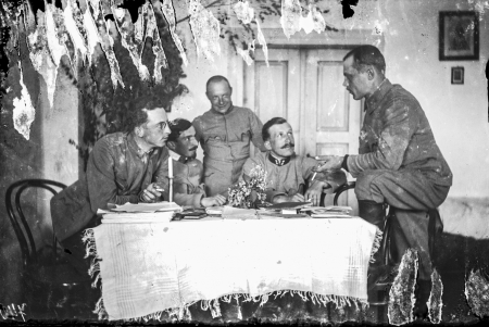 В Болехові на квартирі. Зліва: хорунжий Петро Дідушок, сотник Василь Діду-шок, як заступник атамана, сотник д-р 0. Левицький, сотник Осип Будзиновсь-кий, сотник Дмитро Вітовський. Червень 1915 року. Джерело: Леґіон Українських Січових Стрільців. Фотоархів Архів: Український Музей і Бібліотека у Стемфорді (Канада); Фонд Українські Січові Стрільці. Файл UML_Box_60-00624 https://surl.li/ggxxfv  Опис взято з: Українські Січові Стрільці в Карпатах. Наші стрільці в рік по Шев-ченківськім здвизі, 28 червня 1914 року. Бібліотека Української боєвої управи, ч. 1. Упорядник Іван Боберський. Відень, 28 червня 1915 року. С. 20. file:///C:/Users/%D0%9C%D0%B0%D1%80%D1%82%D0%B0/Desktop/file.pdf