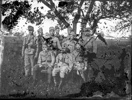 Старшини і підстаршини сотні Будзиновського. Сидять:. Болехів, 24 травня 1915 року. Фотограф Теофіл Мойсейович. Джерело: Леґіон Українських Січових Стрільців. Фотоархів Shevchenko Scientific Society Archives Fund Stepan Ripetsky File name: NTSh_Box_3-36 Опис взято з: Думін О. Історія лєґіону Українських Січових Стрільців. С. 128. https://surl.lt/ixfzpw