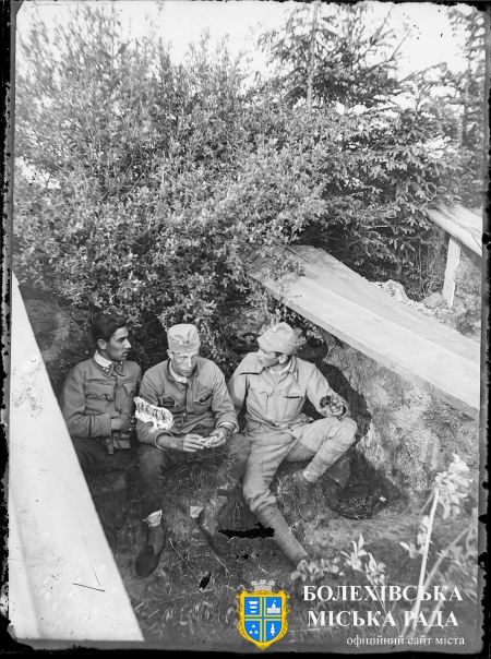 Окопи під Болеховом. 1915 рік Джерело: Леґіон Українських Січових Стрільців. Фотоархів Shevchenko Scientific Society Archives Fund Stepan Ripetsky File name: NTSh_Box_18-00048 https://surl.li/wflcdd