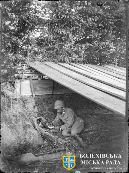 Сотник О. Сівка в окопі під Болеховом. Фотограф Іван Іванець Джерело: Леґіон Українських Січових Стрільців. Фотоархів Архів: Український Музей і Бібліотека у Стемфорді (Канада); Фонд Українські Січові Стрільці; Файл:UML_ Box_5-00005 https://surl.lt/bgosbz