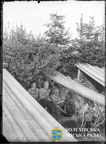Окопи під Болеховом. 1915 рік Джерело: Леґіон Українських Січових Стрільців. Фотоархів Shevchenko Scientific Society Archives Fund Stepan Ripetsky File name: NTSh_Box_18-00004 https://surl.li/ddxsxc