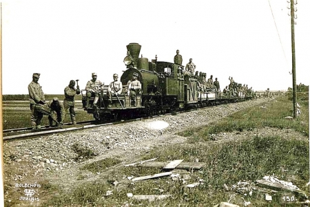 Ремонт вузькоколійки. Болехів, червень 1915 року. Джерело: Österreichischen Nationalbibliothek, Bildarchiv Austria https://surl.li/ungaoe