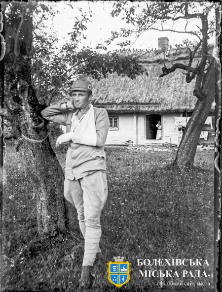 Ранений під Болеховом четар Ісаєвич. 1915 рік Джерело: Леґіон Українських Січових Стрільців. Фотоархів Shevchenko Scientific Society Archives Fund Stepan Ripetsky File name: NTSh_Box_18-07 https://surl.li/ddnfsk