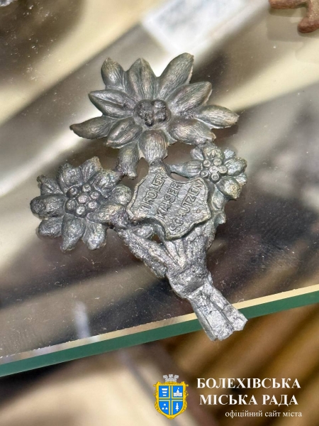 Кокарда тірольських кайзерівських стрільців «Едельвейс». Джерело: Краєзнавчий музей «Патріот», с. Тисів Болехівської міської територіа-льної громади Калуського р-ну Івано-Франківської області. Кн–459, А–395. Знайдено в урочищі Лани, с. Тисів).