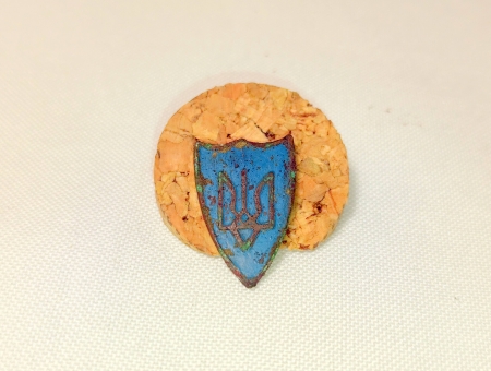 Знак «Тризуб» в емалі часів УСС. Джерело: Краєзнавчий музей «Патріот», с. Тисів Болехівської міської територіа-льної громади Калуського р-ну Івано-Франківської області. Кн–150, А–150. Знайдено на Болехівській горі, м. Болехів).