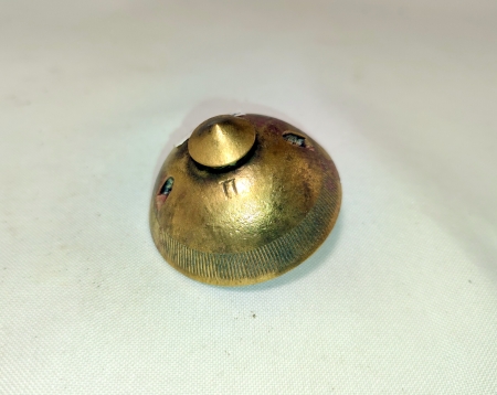 Латунна головка снаряду 210 мм. Джерело: Краєзнавчий музей «Патріот», с. Тисів Болехівської міської територіа-льної громади Калуського р-ну Івано-Франківської області. Кн–193, А–193.7. Знайдено на Болехівській горі, м. Болехів).