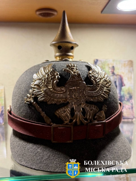 Реконструкція шолома німецького типу «Пікельхельма» з оригінальними мета-левими частинами.  Джерело: Краєзнавчий музей «Патріот», с. Тисів Болехівської міської територіа-льної громади Калуського р-ну Івано-Франківської області. Кн–463, Р–65. Знайдено в місцях боїв під Болеховом.).