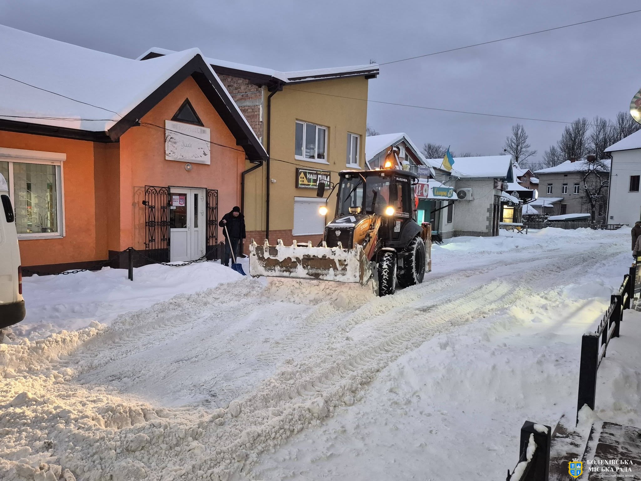 У громаді продовжується розчищення автомобільних доріг від снігу