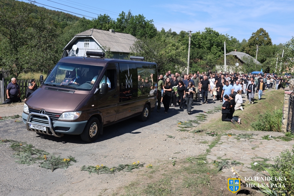 Остання дорога додому: громада зустріла полеглого Героя Ростислава Грищенка
